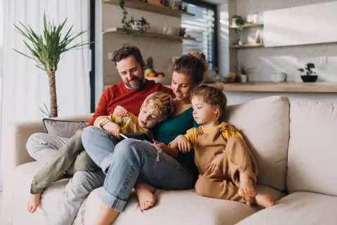 Una-familia-sentada-ene-l-sillón.jpg