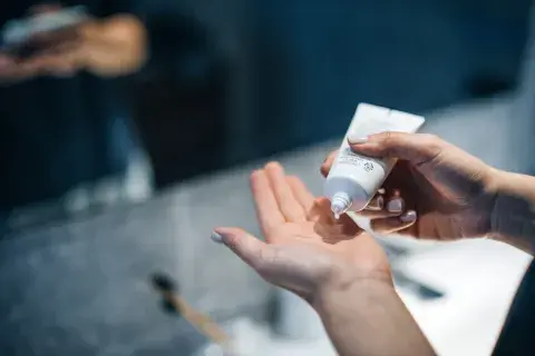 Una-mujer-poniendose-crea.jpg Una-mujer-poniendose-crea.jpg