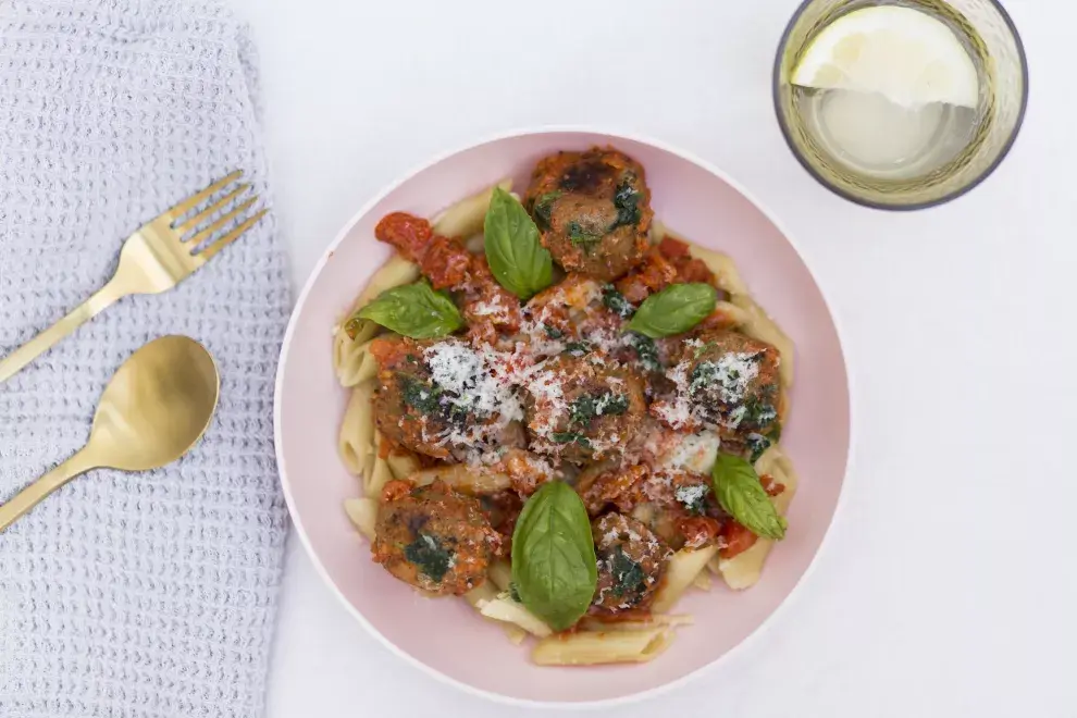 Pasta con albóndigas de berenjena