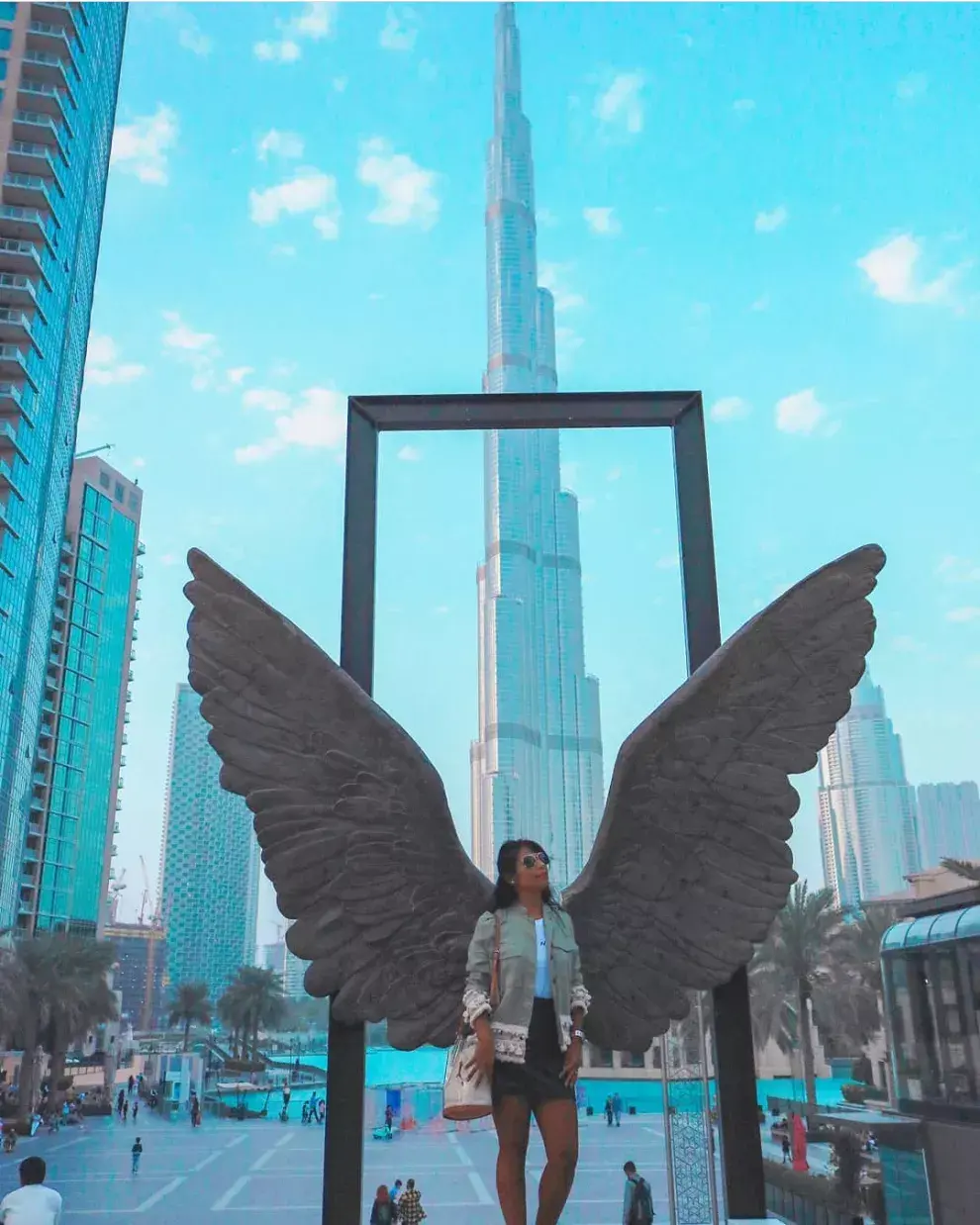 La arquitectura de Dubai es tan impresionante que cada rincón es fotografiable. Acá, Viviana con el Burj Khalifa de fondo.