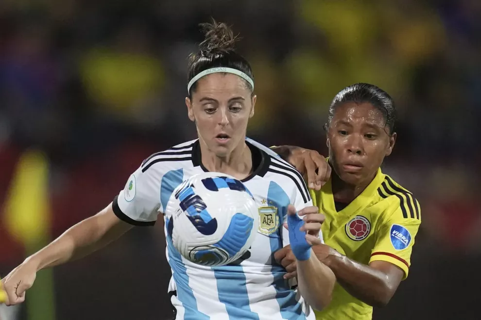 Mariana Larroquette lucha por el balón con la colombiana Mónica Ramos en la Copa América