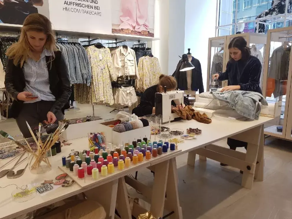 En 2018, H&M lanzó el proyecto Take Care para concientizar a los consumidores.  