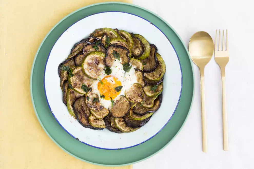 Huevo al horno con berenjena y zucchinis