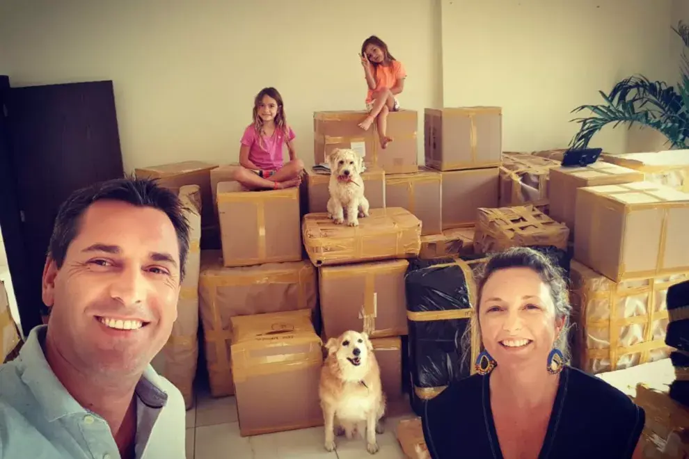 Rochi con su familia durante la mudanza