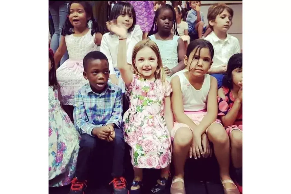 Una de las hijas de Rochi en el colegio al que fue en Nigeria