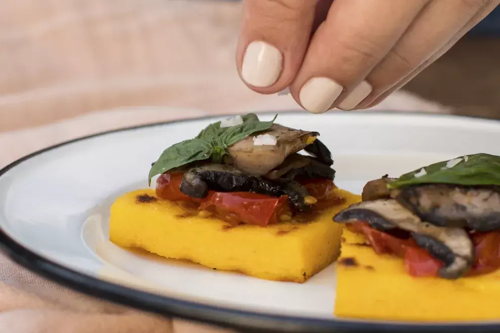 Polenta grillada con tomates cherry, hongos y albahaca