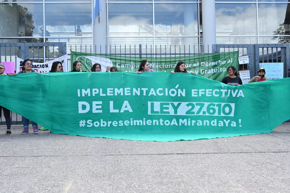 Miles de mujeres marchan por Miranda Ruiz