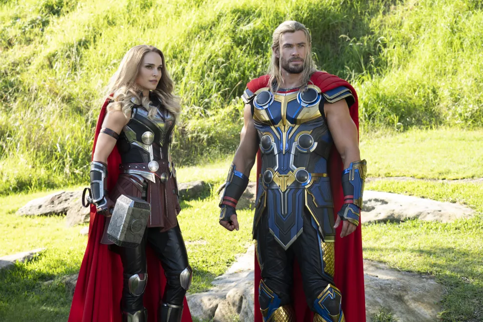 Natalie Portman y Chris Hemsworth protagonizan “Thor: Love and Thunder”