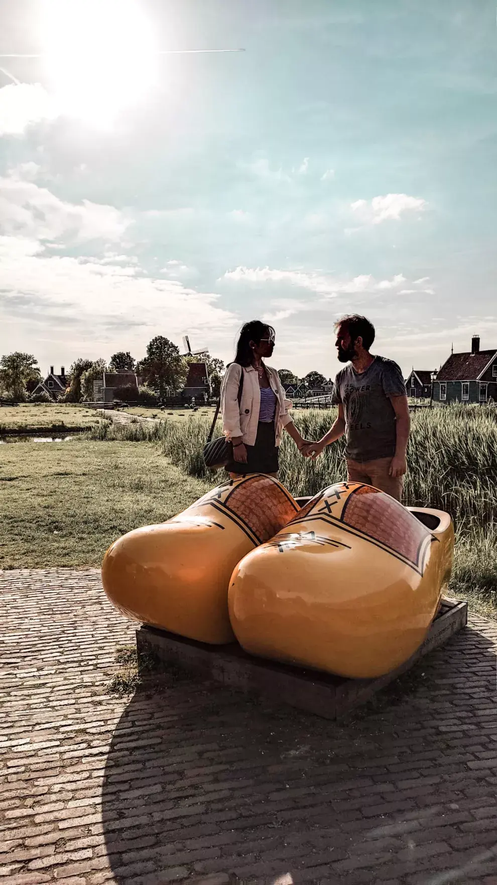 Viviana y Daniel en uno de los lugares más emblemáticos de Holanda