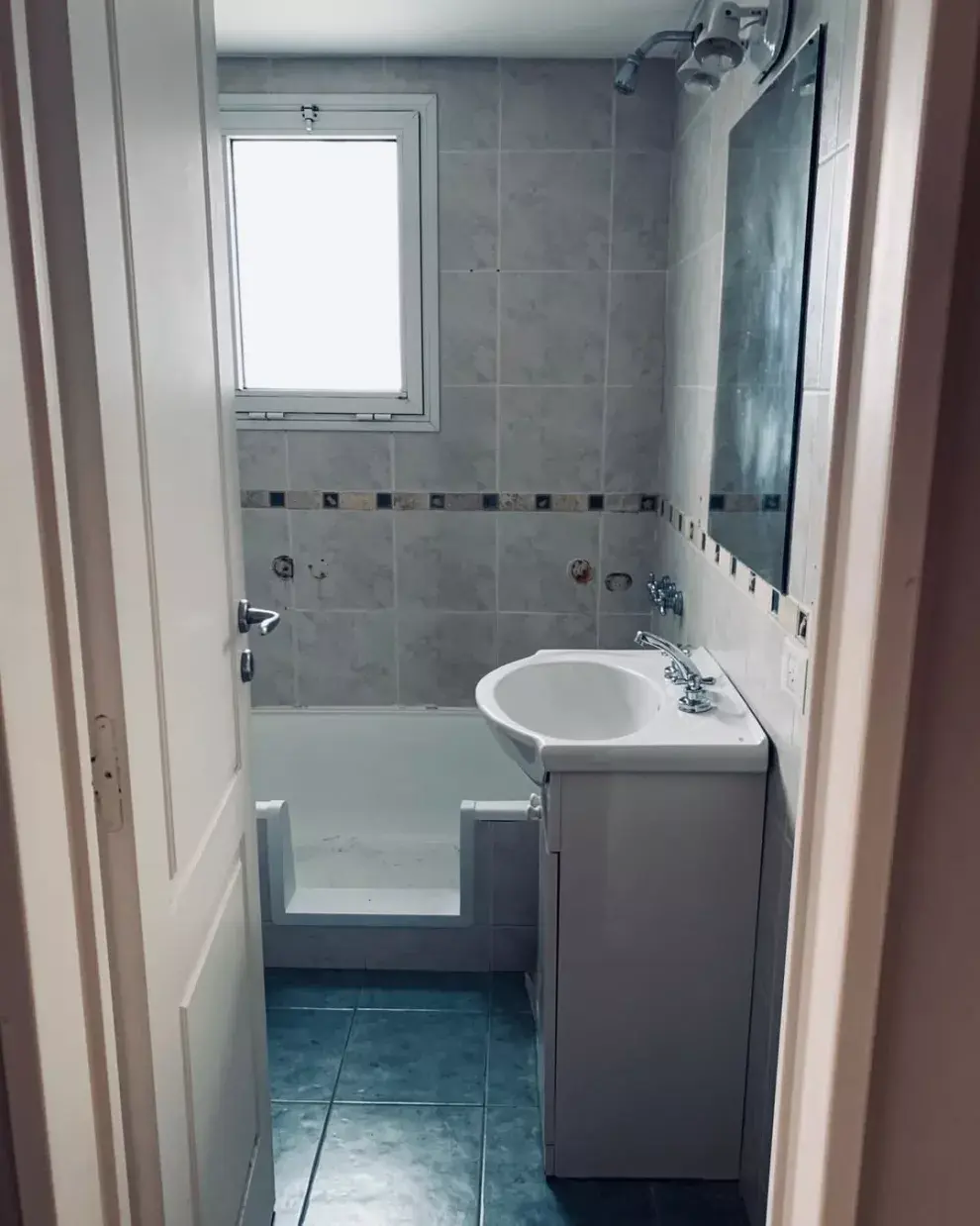 El antes de un baño cómodo, luminoso y funcional