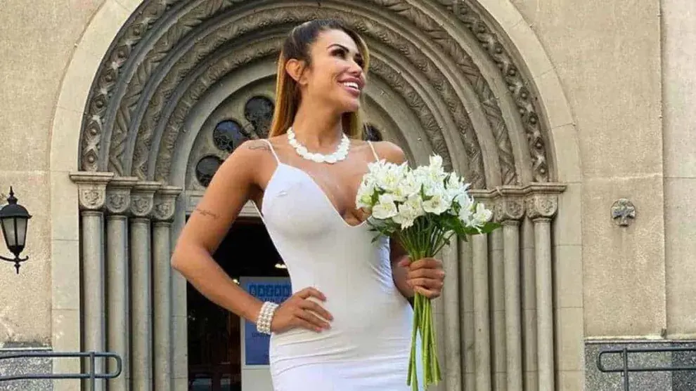 La influencer brasilera Cris Galera fue una de las que hizo una ceremonia por iglesia para celebrar su sologamia.