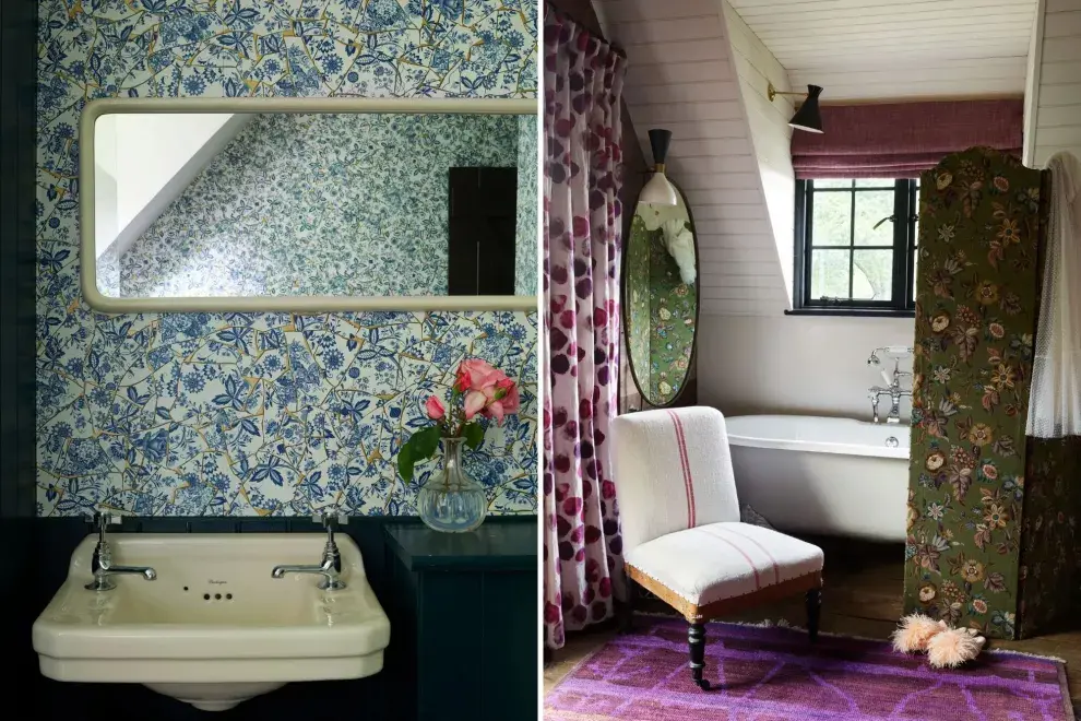 Papel tapiz de los años 70 de Secondhand Rose en Nueva York envuelve un baño.