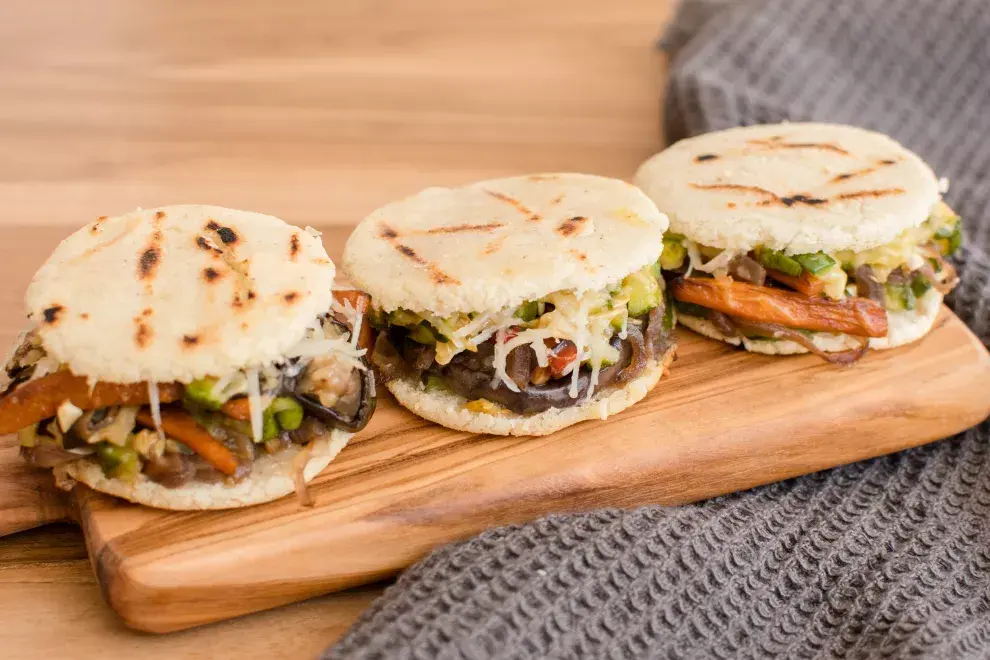 Arepas con verduras grilladas y queso