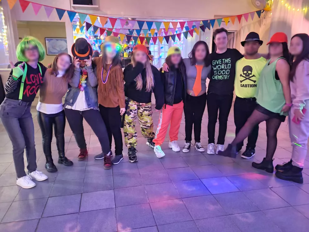 Jóvenes que encuentran en "La Seren Fest" un espacio de entretenimiento