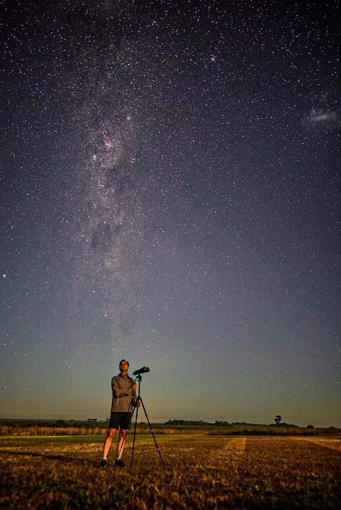 El astrónomo Carlos Bornancini bajo la Vía Láctea