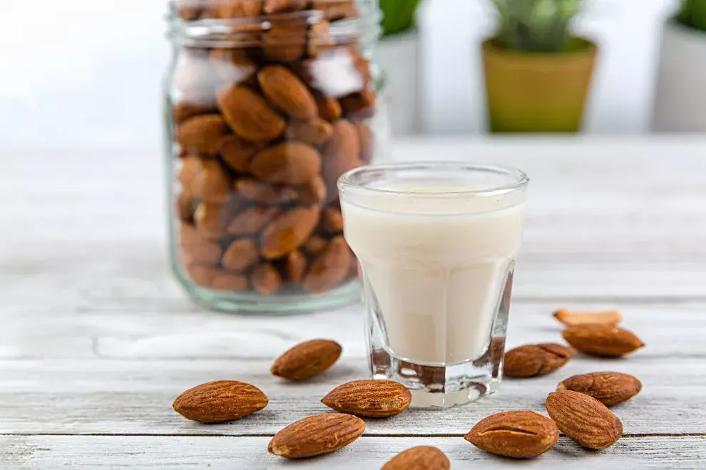 Bebidas vegetales: cómo preparar la leche de almendras - Ohlalá