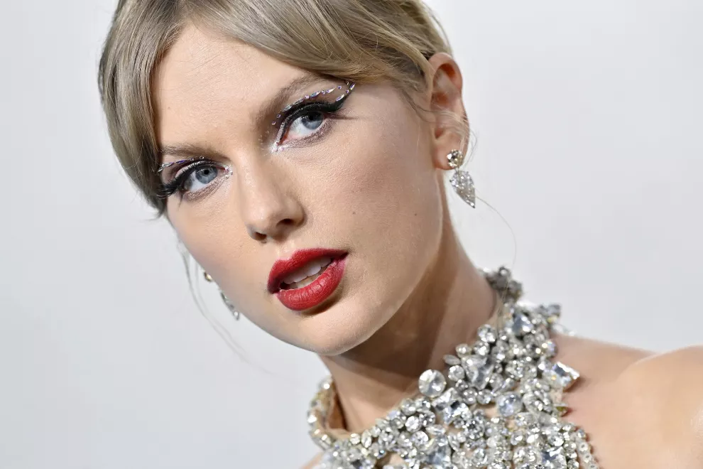 Taylor Swift en la alfombra roja de los MTV VMA 2022.