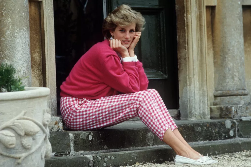 Lady Di en 1986, sentada en la puerta de su casa en Highgrove House.