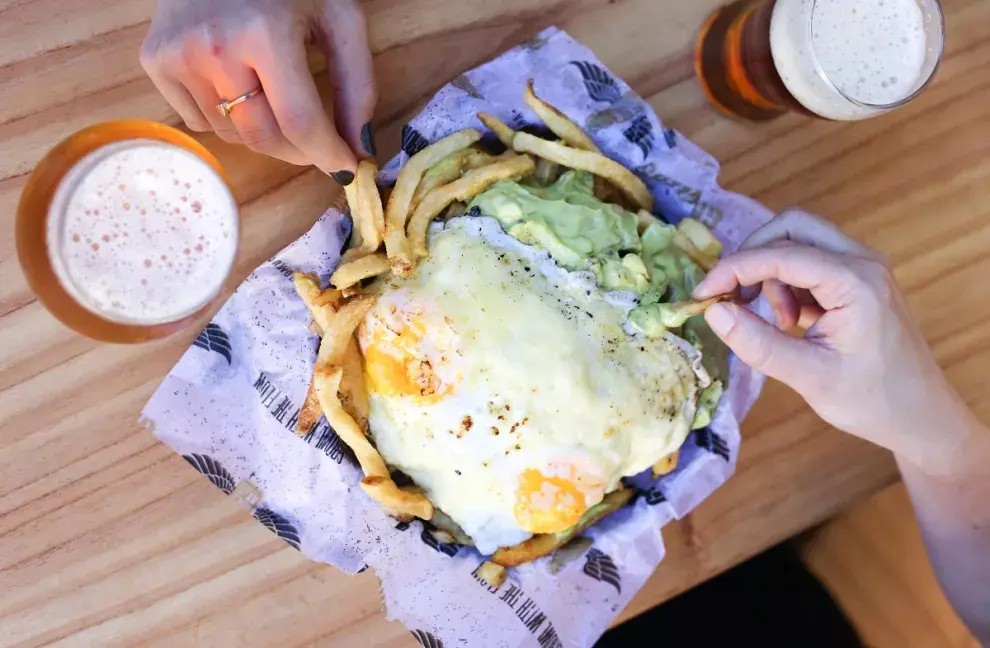 Con guacamole, queso y huevo.