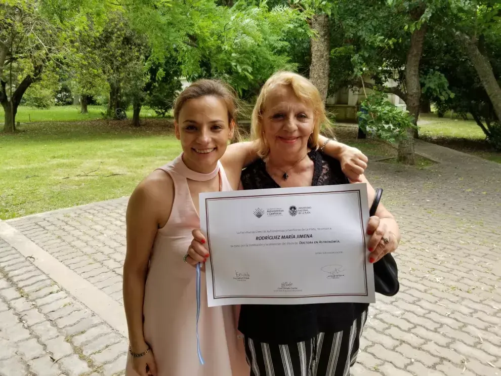 Jimena con su mamá Mónica y su título de astrónoma