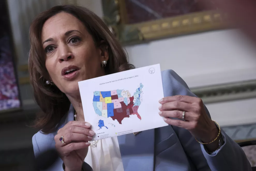 La vicepresidenta de EE.UU. Kamala Harris muestra un mapa que refleja las políticas estatales de aborto