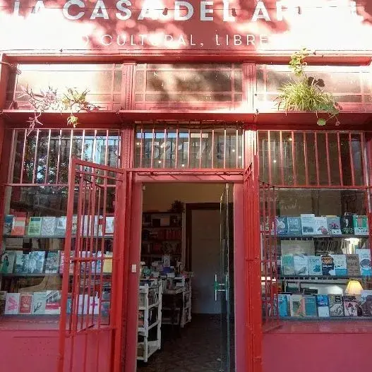 A La Casa del Árbol se entra por una librería. 