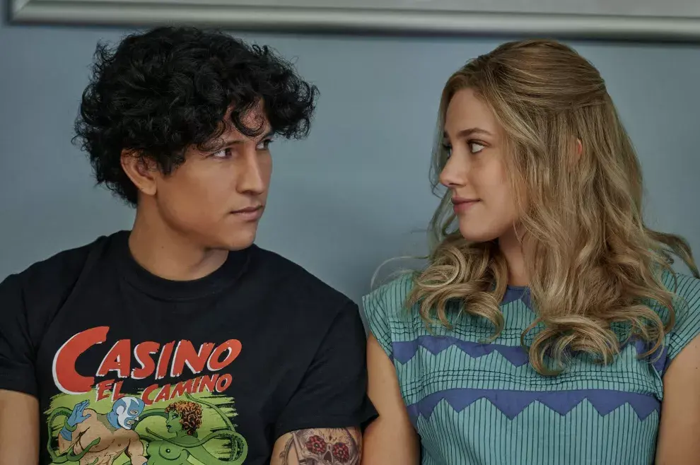 Danny Ramirez y Lili Reinhart en Mis dos vidas.