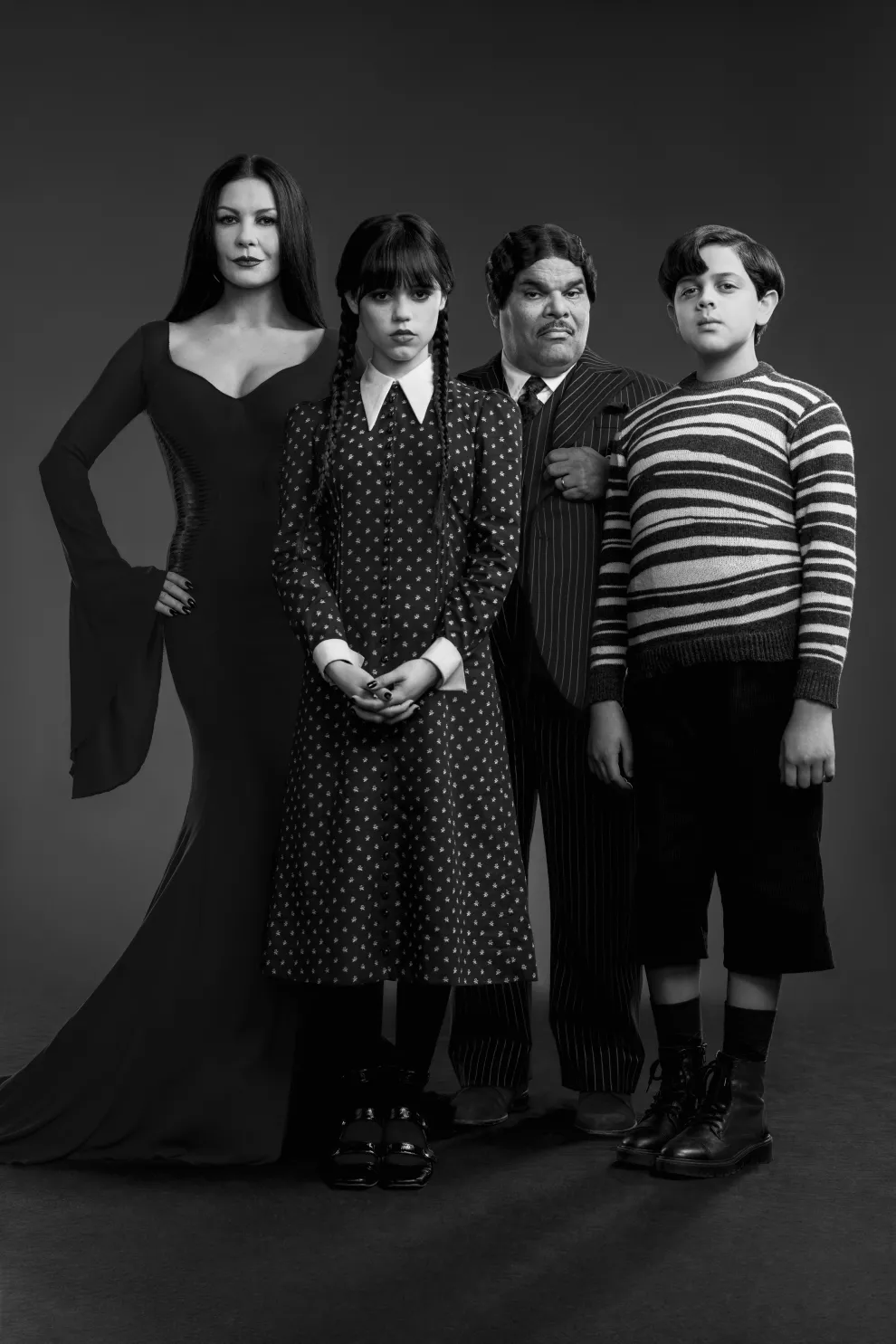 Catherine Zeta-Jones como Morticia Adams, Jenna Ortega como Wednesday Addams, Luis Guzmán como Gomez Addams e Issac Ordonez como Pugsley Addams.