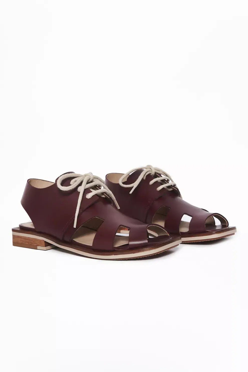 Las sandalias de tipo franciscana es tendencia y, si es con punta cuadrada y cordones, mejor. Un calzado elegante con un tinte masculino ideal para media estación. Les dan un poco de rock a tus looks.