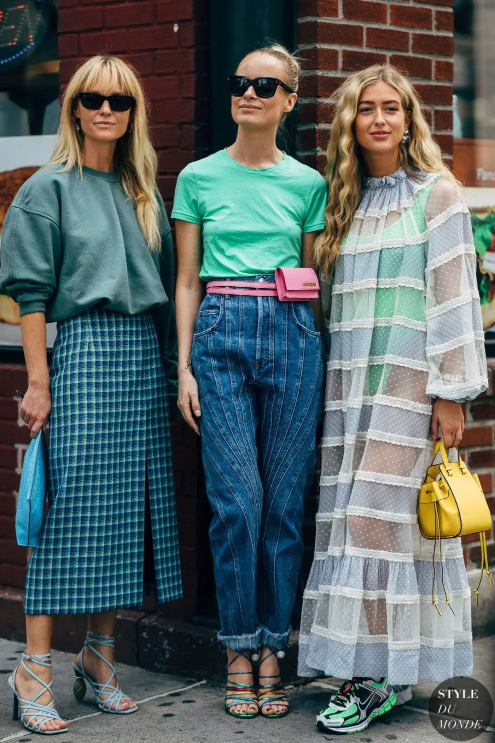 El street style previo a los desfiles es un semillero de tendencias. Muchas de las invitadas asisten adelantando prendas de la colección que se presenta. 