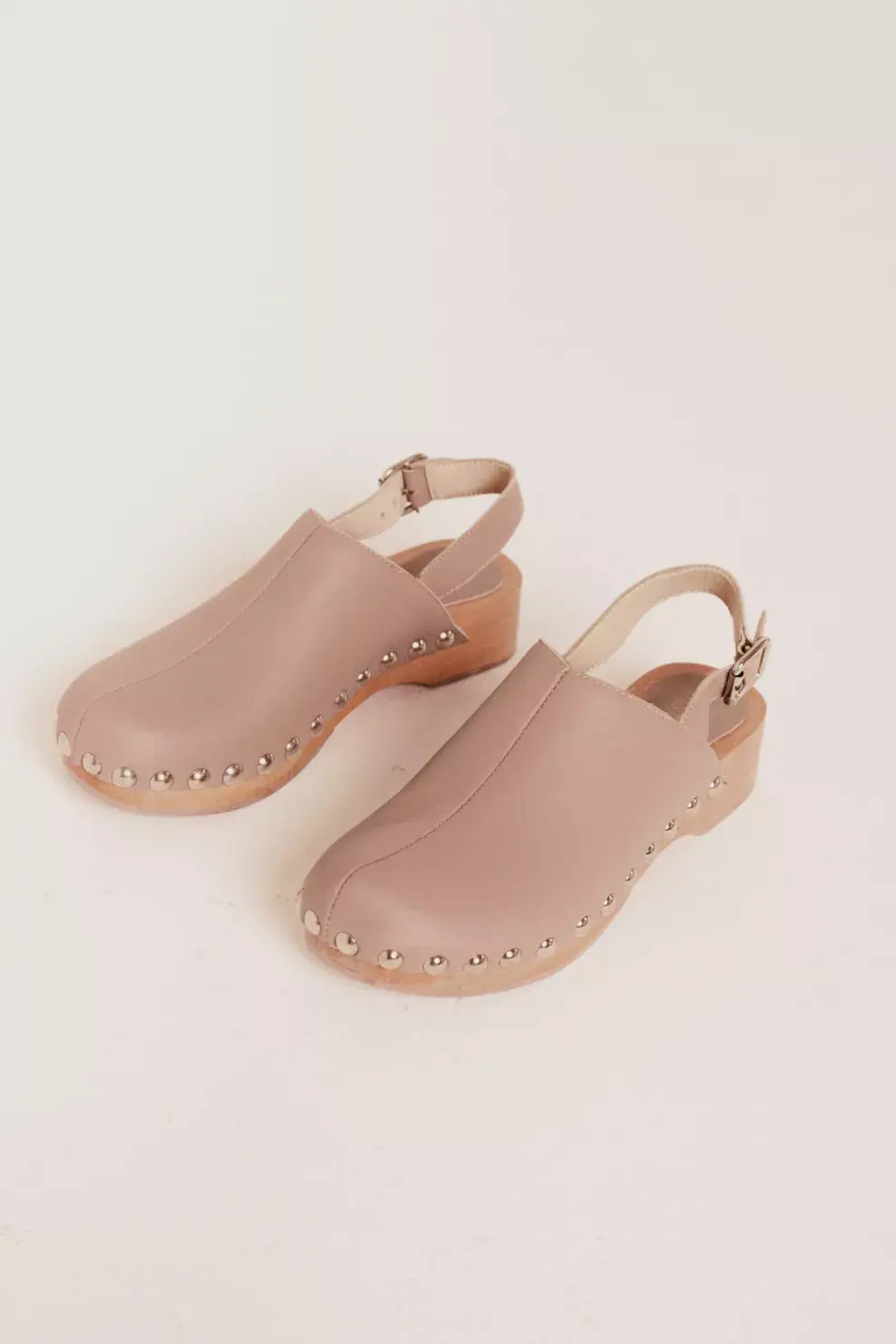 Volvió el clásico zueco con madera y tachas, con un poco de plataforma y taco. Sí, el clásico y los colores son negro, blanco, beige y marrón. Con short, con falda o con pantalón es uno de los ítems trendy de la temporada.