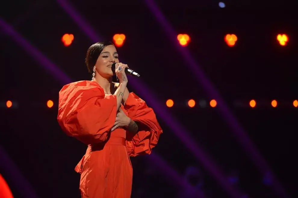 Ángela Navarro durante una de sus performances en La Voz.