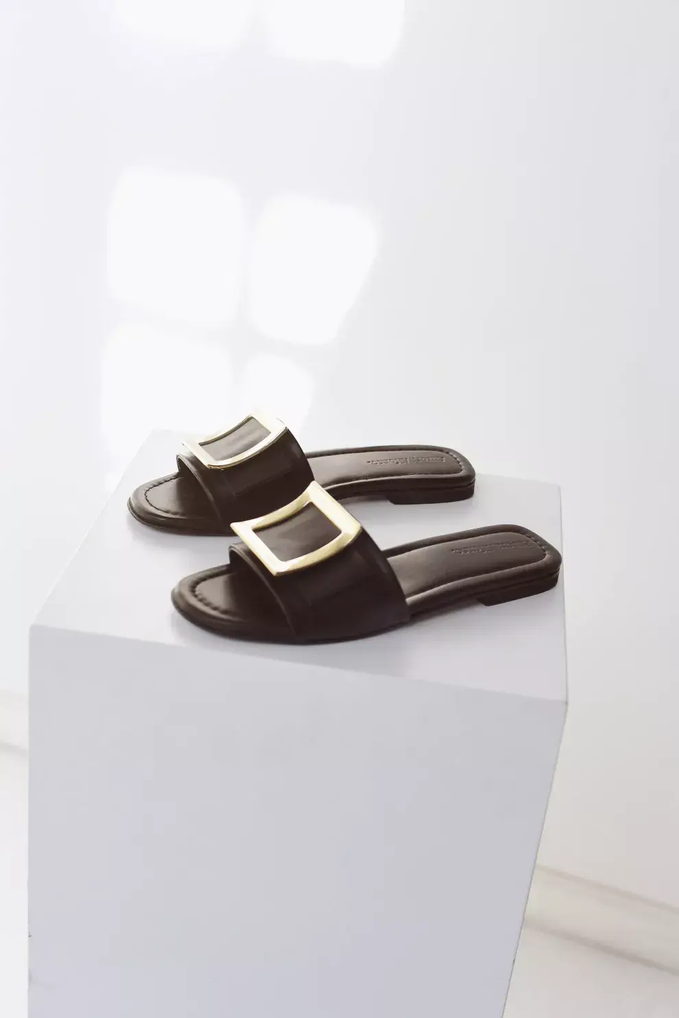 Menos es más y esta temporada las sandalias chatas básicas y clásicas son lo que va. Con una onda minimal quedan divinas con lino, denim y cualquier género liviano. Elegancia asegurada.