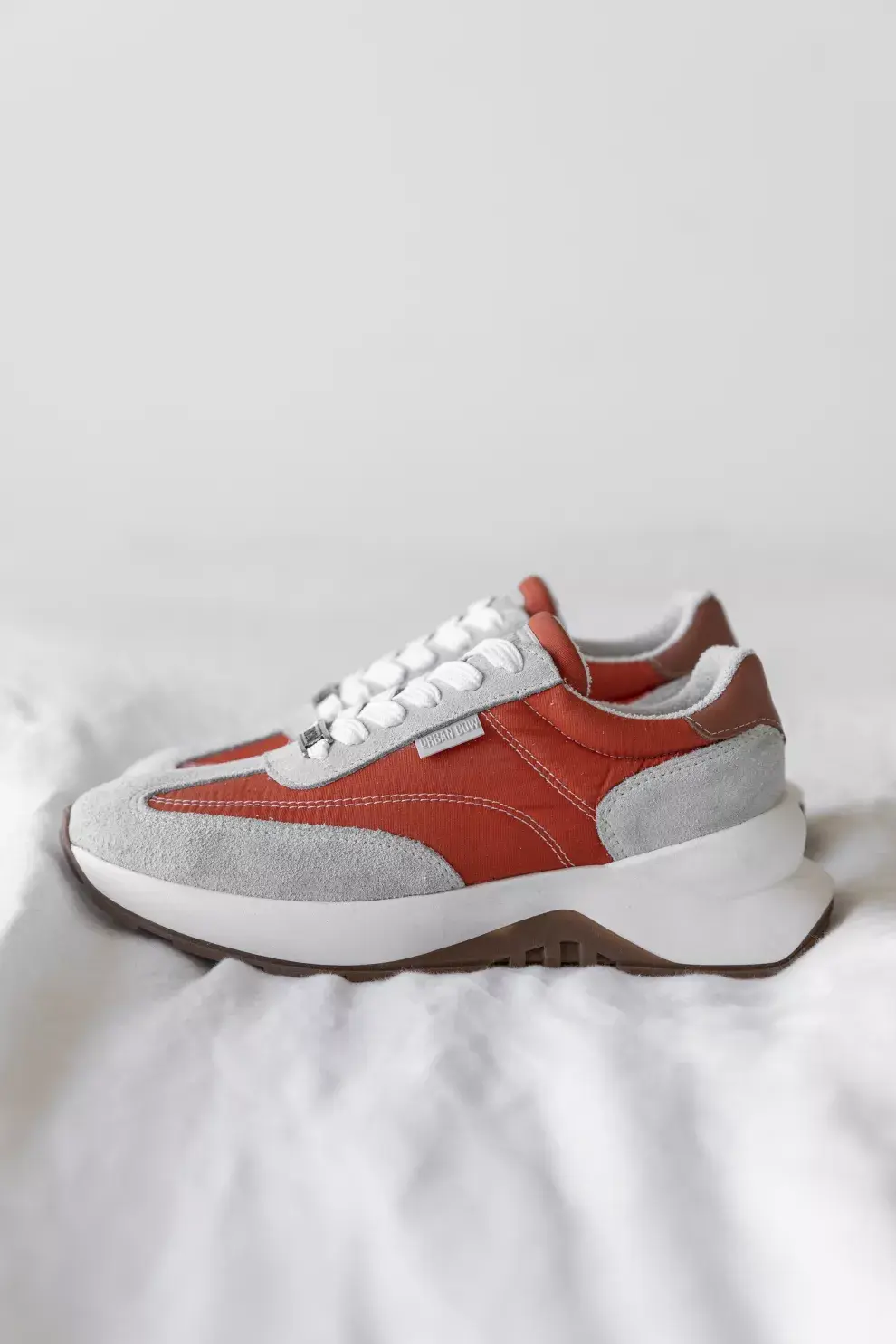 Las zapatillas no pasan de moda y siguen siendo las elegidas siempre. Esta temporada la clásica blanca se mixea con colores fuertes y se usan oversize… lo que se denominó ugly shoe sigue en pie.