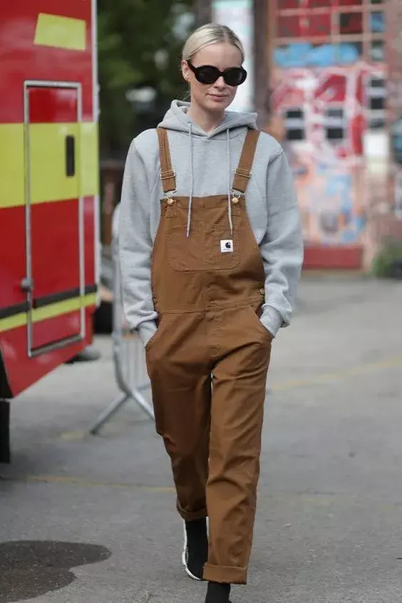 Hoodie con jardinero camel. 