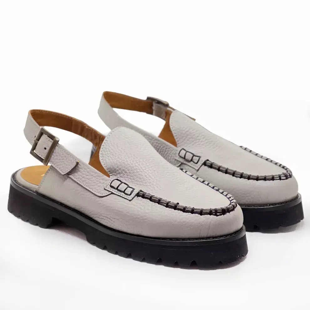 El sueco con tira ajustable en el talón es lo que va, es ideal para media estación, es canchero y se usar con todo. El calzado blanco, tiza o gris es tendencia y podés combinarlo en looks total white o con algo de color.