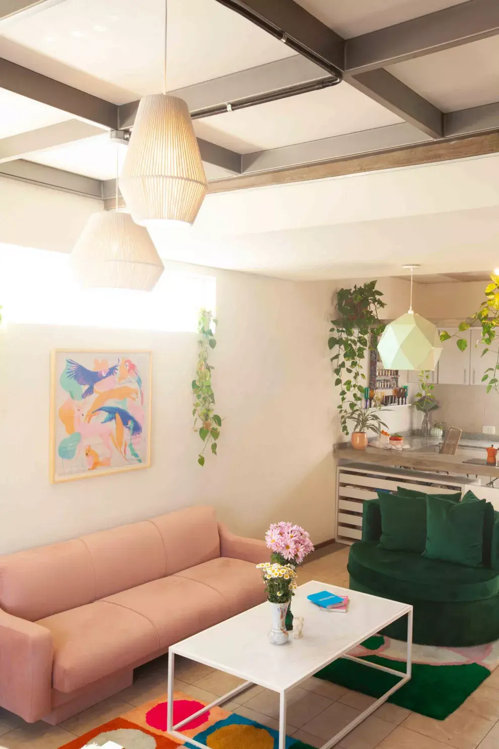 Las plantas son uno de los leitmotivs de la casa: adornan escaleras, estantes aéreos y marcos de ventanas. Para Romi la naturaleza también es una forma de compañía. 