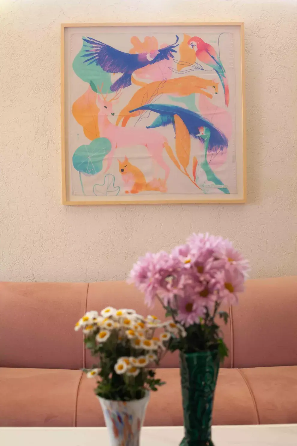 Las plantas son uno de los leitmotivs de la casa: adornan escaleras, estantes aéreos y marcos de ventanas. Para Romi la naturaleza también es una forma de compañía. 