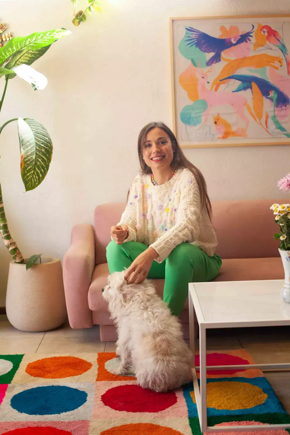 Las plantas son uno de los leitmotivs de la casa: adornan escaleras, estantes aéreos y marcos de ventanas. Para Romi la naturaleza también es una forma de compañía. 