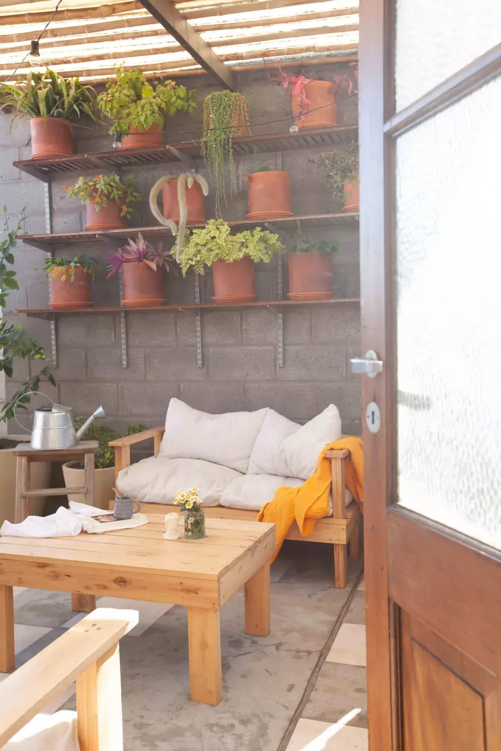 Las plantas son uno de los leitmotivs de la casa: adornan escaleras, estantes aéreos y marcos de ventanas. Para Romi la naturaleza también es una forma de compañía. 