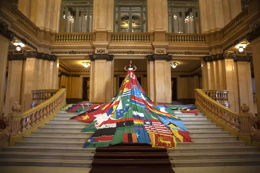 Flor de la V con el vestido por la diversidad y la inclusión.