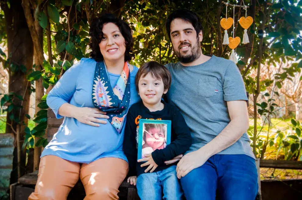 Cecilia y Pablo con Oliverio, quien sostiene el retrato de su hermana Alfonsina; mientras esperan la llegada de Clementina.