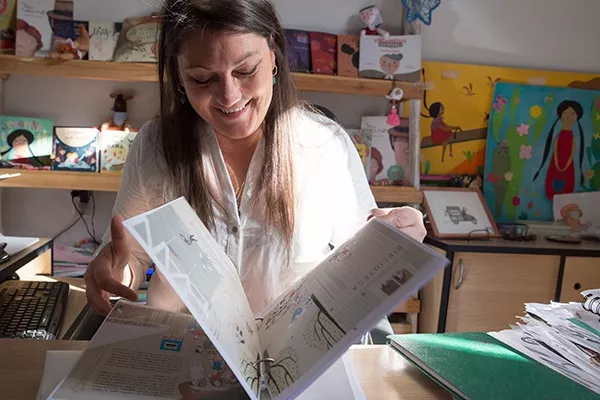 Fabiana publica libros inclusivos para que puedan ser leídos por chicos con dislexia y dificultades visuales. 
