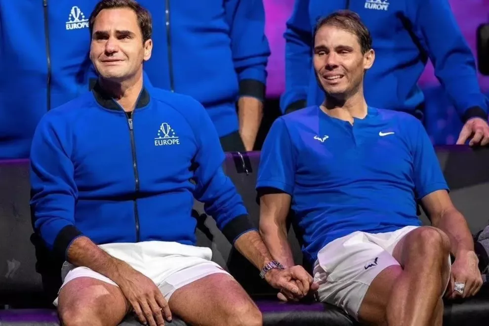 Federer y Nadal llorando de la mano en la despedida del tenista