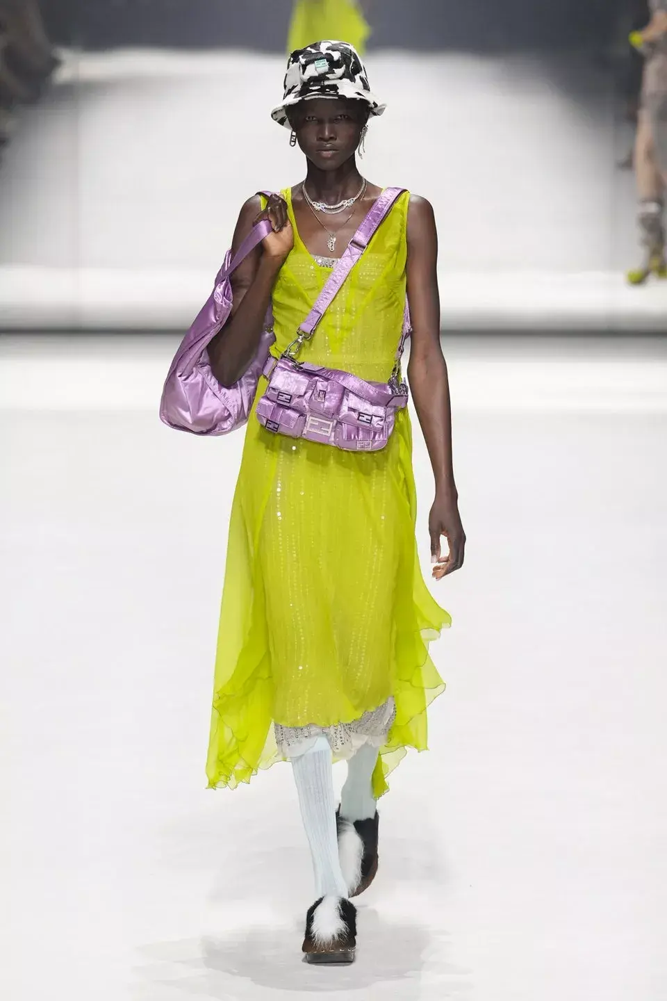 Desfile de Fendi por los 25 años de su famosa cartera “Baguette”, mucho color, texturas y brillo.