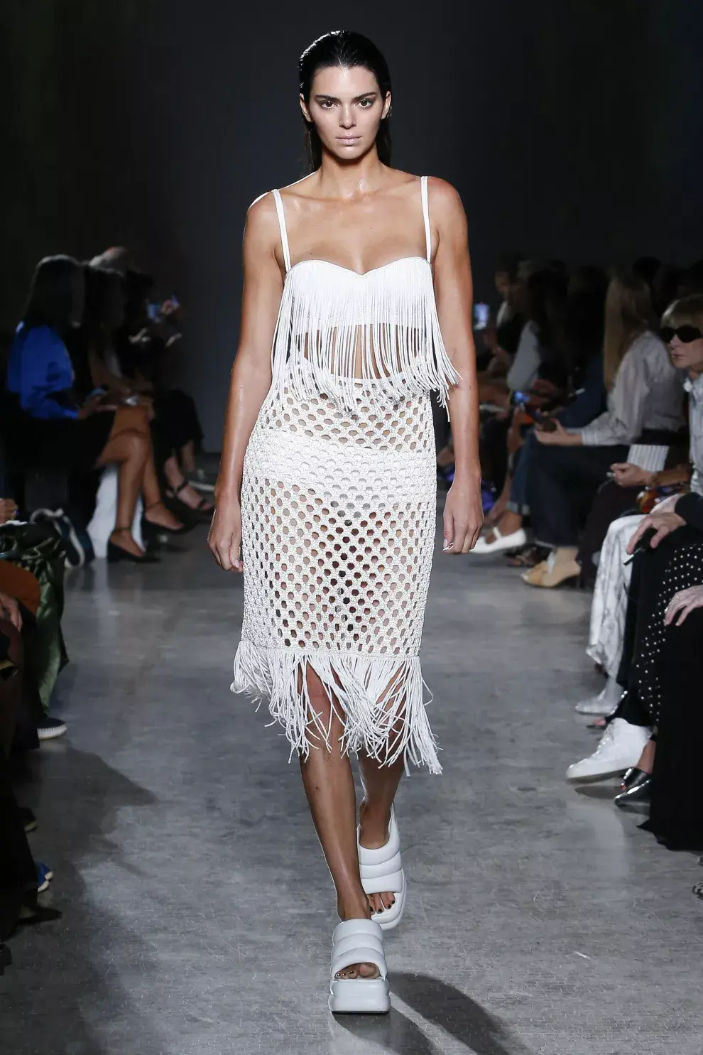 Kendall Jenner abrió el desfile de Proenza Schouler con el torso sudado y un look muy verano.