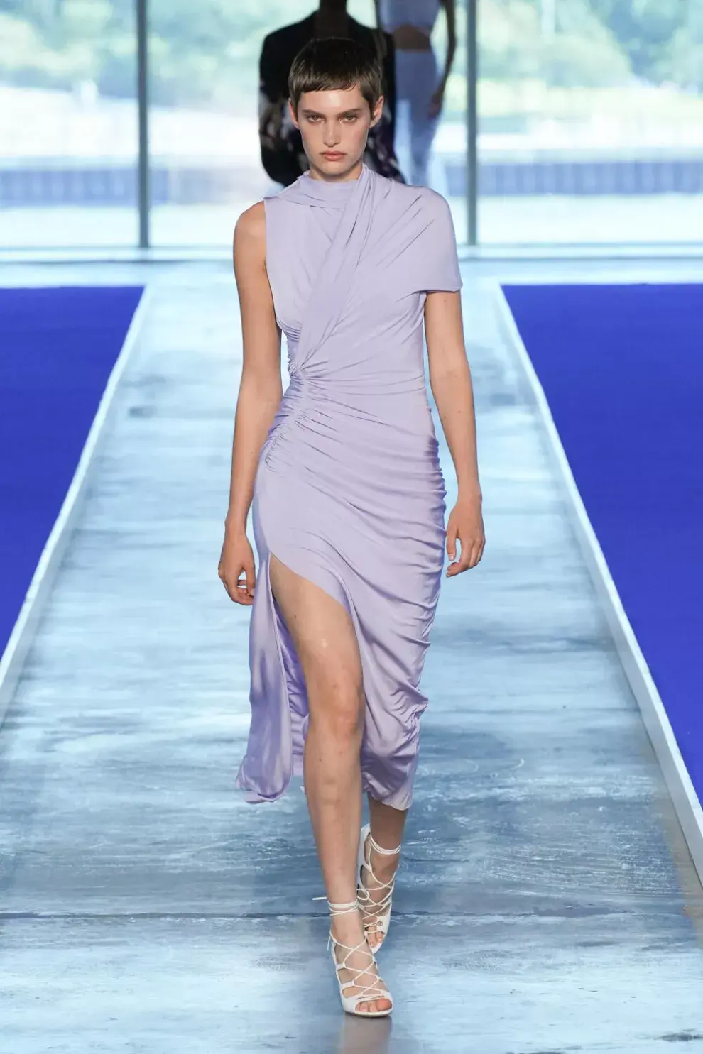 Drapeados, tajo, mangas irregulares y bien al cuerpo, el vestido tendencia de Jason Wu.