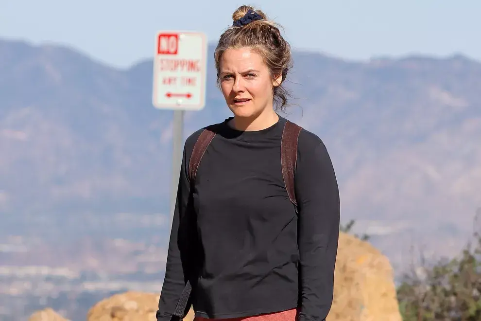 Alicia Silverstone durante una caminata en Los Ángeles.