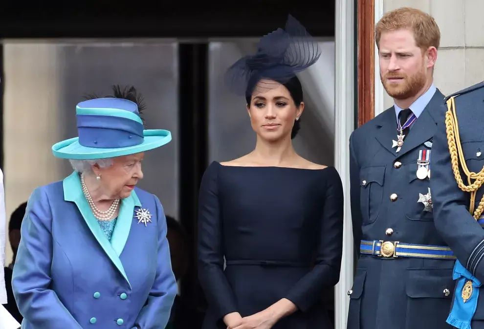 Isabel II, Meghan Markle y el príncipe Harry en el centenario de la RAF