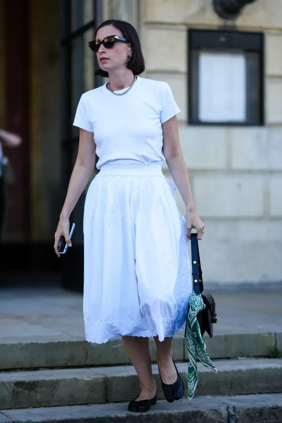 Remera blanca y falda blanca.